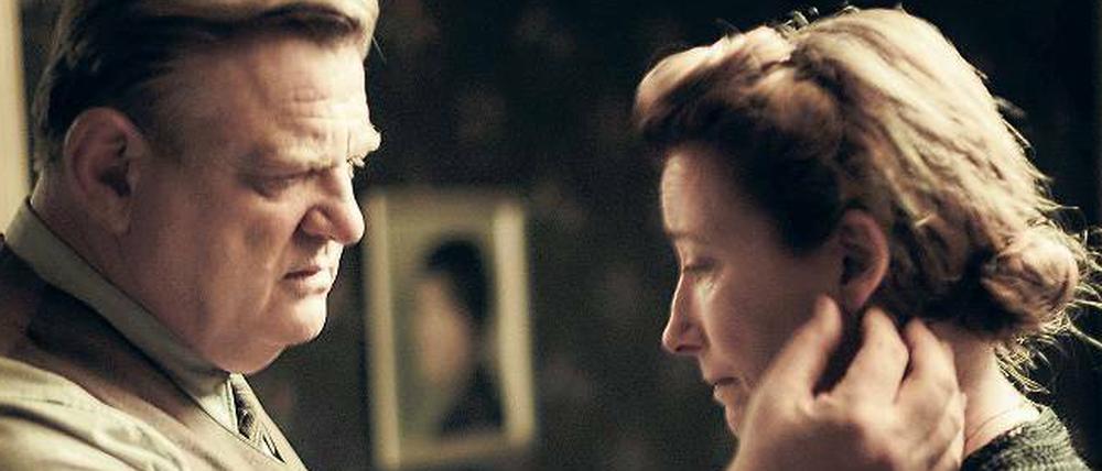 Stille Widerständler. Otto Quangel (Brendan Gleeson) und seine Frau Anna (Emma Thompson). 