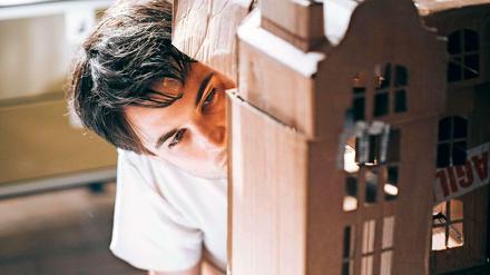 Der britische Schauspieler Tom Sturridge spielt den namenlosen Held in "Remainder".