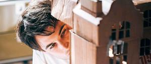 Der britische Schauspieler Tom Sturridge spielt den namenlosen Held in "Remainder".