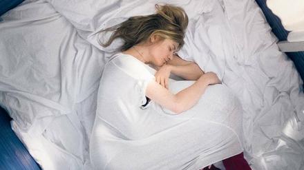 Schwere Entscheidung. Astrid (Julia Jentsch) ist schwanger und erfährt, dass ihr Kind nicht gesund zur Welt kommen wird.