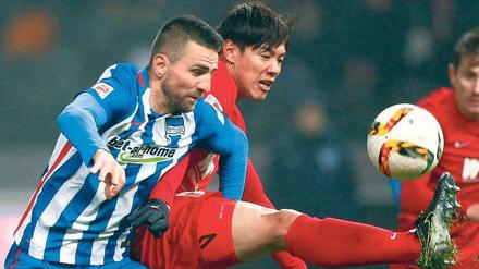 Rein ins Getümmel. Vedad Ibisevic kennt im Kampf um den Ball keine Verwandten. Heute trifft er mit Hertha BSC auf seine früheren Kollegen vom VfB Stuttgart, der ihn im Sommer mehr oder weniger weggemobbt hatte. 
