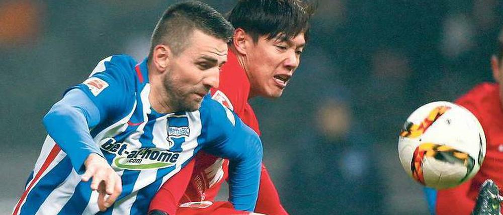 Rein ins Getümmel. Vedad Ibisevic kennt im Kampf um den Ball keine Verwandten. Heute trifft er mit Hertha BSC auf seine früheren Kollegen vom VfB Stuttgart, der ihn im Sommer mehr oder weniger weggemobbt hatte.