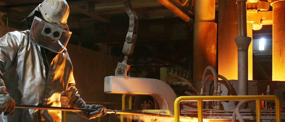 Ein Schmelzer misst die Temperatur in einem Pfannenofen in der Stahlwerkshalle von ArcelorMittal in Hamburg.