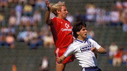 Trotz des jungen Karl-Heinz Riedle (rechts, gegen Münchens Norbert Nachtweih) reichte es für die Mariendorfer 1987 nicht zum Klassenerhalt in der Bundesliga.