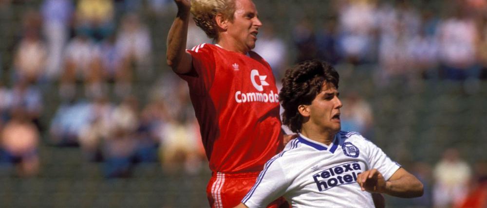 Trotz des jungen Karl-Heinz Riedle (rechts, gegen Münchens Norbert Nachtweih) reichte es für die Mariendorfer 1987 nicht zum Klassenerhalt in der Bundesliga.