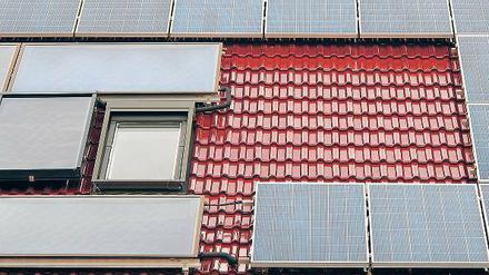 Erneuerbare Energien ernten die Besitzer dieses Daches: rechts ein Photovoltaikpanel für Strom, links Solarthermie für warmes Wasser. 