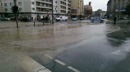 Wasserrohrbruch in einen Teil der Martin-Luther-Straße in Schöneberg.