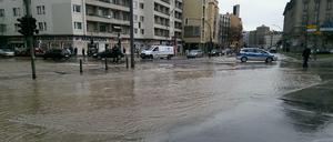 Wasserrohrbruch in einen Teil der Martin-Luther-Straße in Schöneberg.