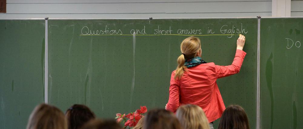 Lehrerin vor Tafel