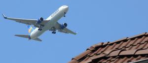 Flugzeug über einem Dach