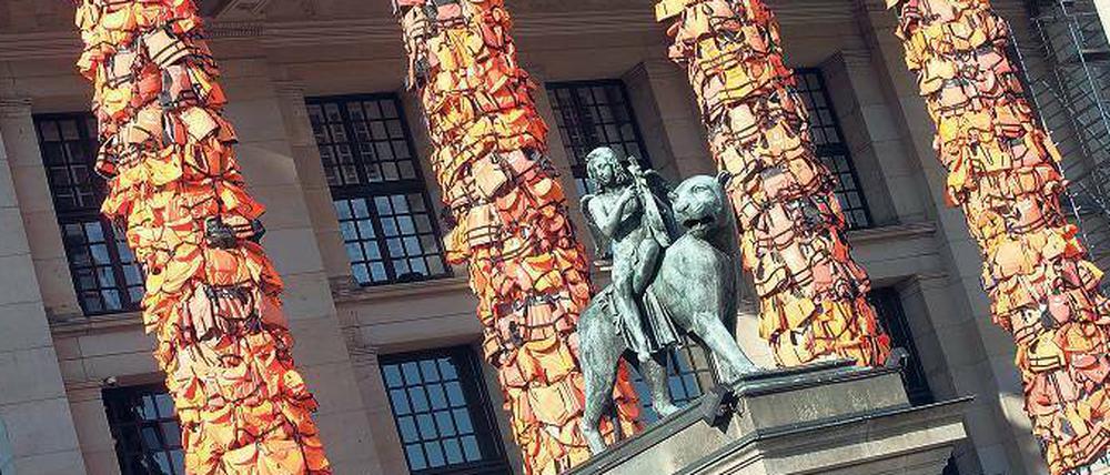 Kunst am Konzerthaus. Die Säulen des Portals wurden mit Schwimmwesten umhüllt.
