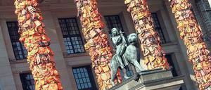 Kunst am Konzerthaus. Die Säulen des Portals wurden mit Schwimmwesten umhüllt.