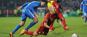 Der Fall von Bochum. Robben stürzt über Simunek und das Spiel ist um eine vorentscheidende Szene reicher.  
