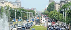 Die Karl-Marx-Allee soll Rennstrecke werden. Weil der Flughafen Tempelhof gerade anderweitig gebraucht wird, rücken nun neue Flächen für Großveranstaltungen in den Fokus.