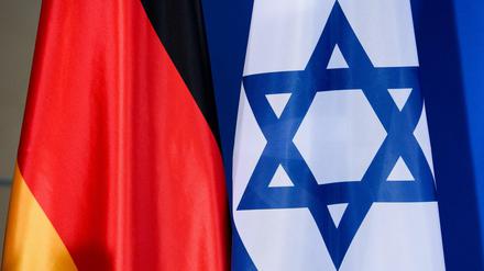 Die Flaggen der Bundesrepublik Deutschland und Israels. 