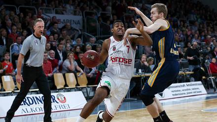  Niels Giffey (r.).