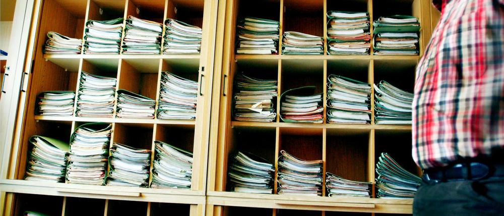 Ein Büro in einer Behörde mit viel unerledigter Arbeit.