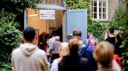 Schlangestehen fürs Grundrecht: In vielen Wahllokalen fehlten Stimmzettel, es bildeten sich wie hier in Prenzlauer Berg lange Schlangen.