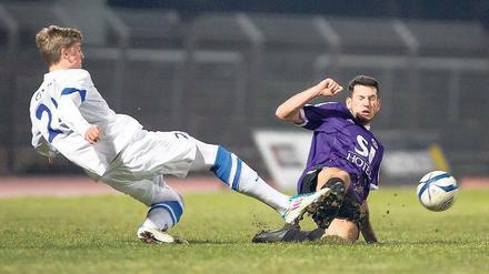 Autsch. Im Berliner Amateurfußball geht es zur Sache – hier ein Zweikampf im Spiel Tennis Borussia gegen SC Staaken. Foto: Imago/Wells