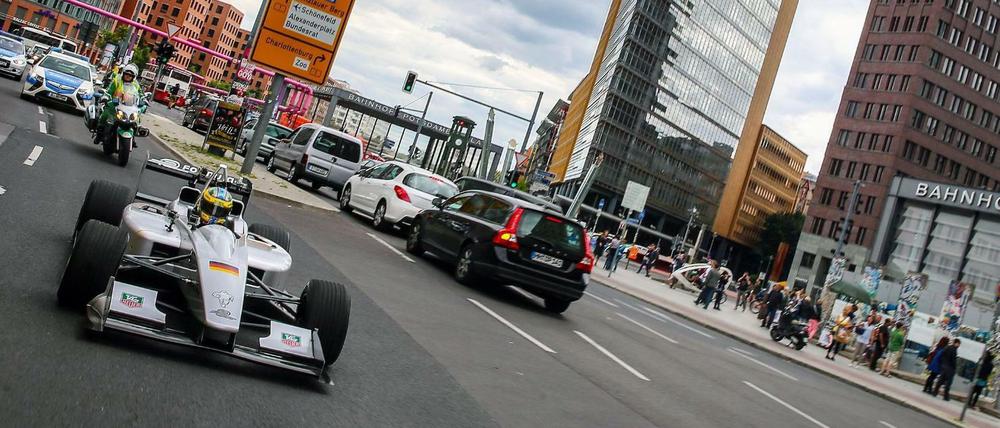 Die neue E-Klasse. 2013 durfte Formel-E-Pilot Lucas di Grassi schon mal eine Trainingsfahrt durch die Berliner Innenstadt machen.