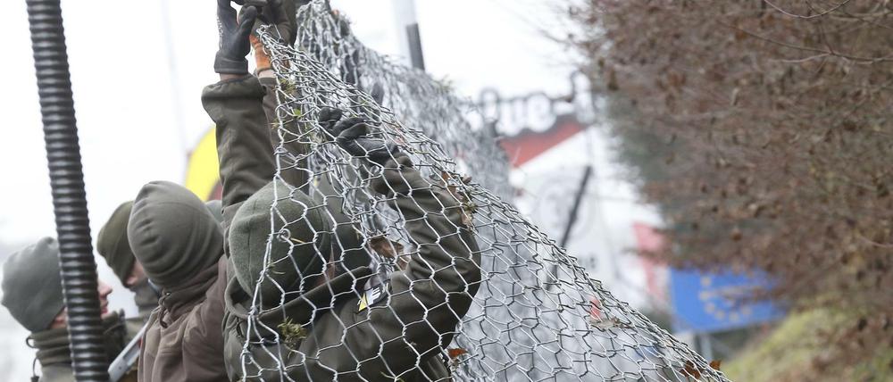 Österreichische Soldaten errichteten im Dezember beim Übergang Spielfeld einen mehrere Kilometer langen Zaun zu Slowenien.