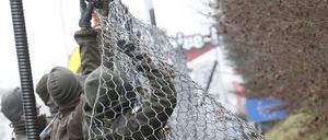 Österreichische Soldaten errichteten im Dezember beim Übergang Spielfeld einen mehrere Kilometer langen Zaun zu Slowenien.