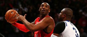 Kobe Bryant im Duell mit Dwayne Wade.