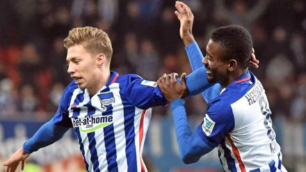 Ob sie schon gegen Wolfsburg wieder jubeln? Hertha-Trainer Pal Dardai muss abwägen, was das Richtige ist für Weiser (l.) und Kalou.