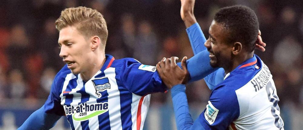 Ob sie schon gegen Wolfsburg wieder jubeln? Hertha-Trainer Pal Dardai muss abwägen, was das Richtige ist für Weiser (l.) und Kalou.