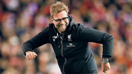 Exportschlager. Das britische Publikum liebt Jürgen Klopp, der das Spiel an der Seitenlinie so intensiv lebt, wie es sie auf dem Platz sehen wollen.