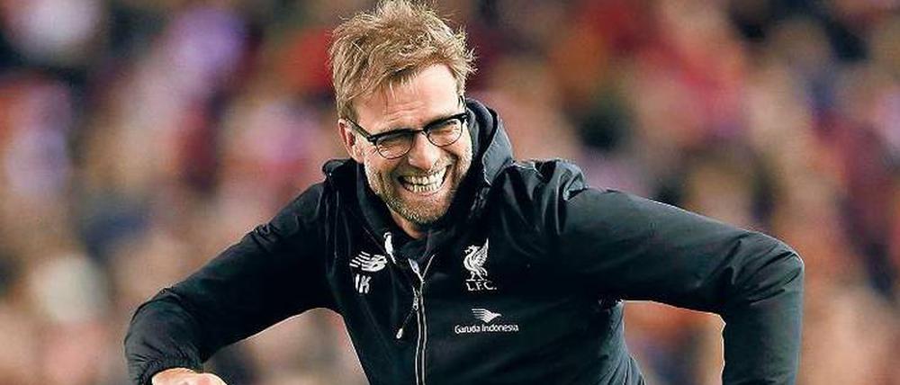 Exportschlager. Das britische Publikum liebt Jürgen Klopp, der das Spiel an der Seitenlinie so intensiv lebt, wie es sie auf dem Platz sehen wollen.