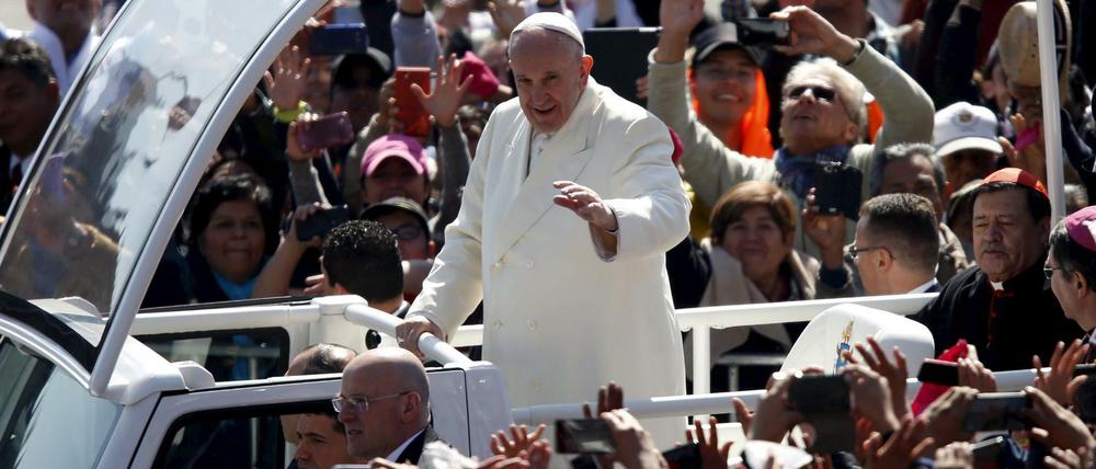 Papst Franziskus grüßte am Samstag die Menge in Mexiko-Stadt.