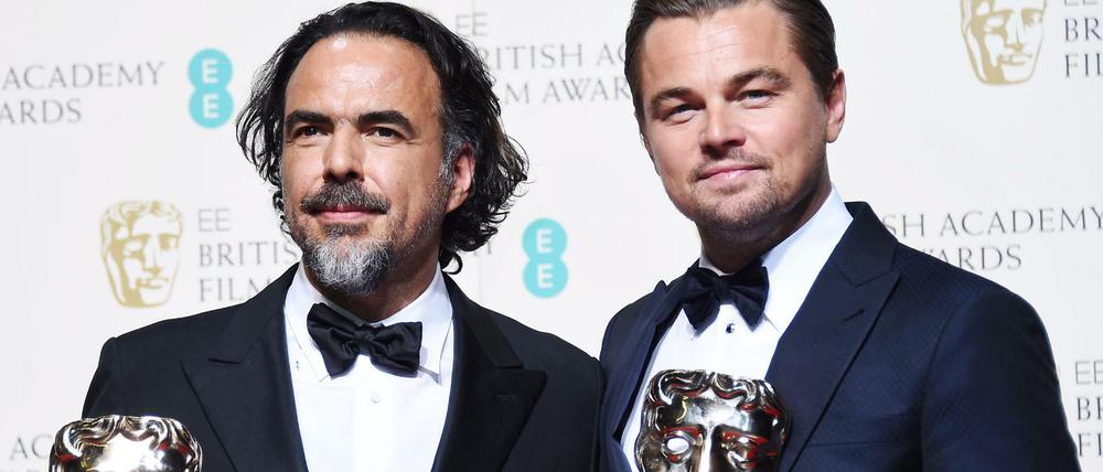 "The Revenant" räumt ab: Regisseur Alejandro González Iñárritu (l.) und Hauptdarsteller Leonardo DiCaprio bei der Bafta-Verleihung in London.