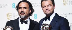 "The Revenant" räumt ab: Regisseur Alejandro González Iñárritu (l.) und Hauptdarsteller Leonardo DiCaprio bei der Bafta-Verleihung in London.