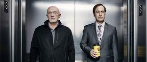 Jonathan Banks (l.) und Bob Odenkirk in einer Szene der zweiten Staffel der Serie "Better Call Saul".