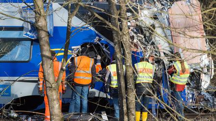 Einsatzkräfte an der Unfallstelle.