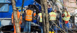 Einsatzkräfte an der Unfallstelle.