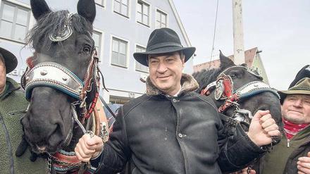 Auf dem Markt in Berching bekommt Markus Söder Applaus.