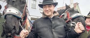Auf dem Markt in Berching bekommt Markus Söder Applaus.