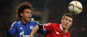 Der Mainzer Gaetan Bussmann (r) Köpft den ball vor dem Gelsenkirchener Leroy Sane (l) weg. 