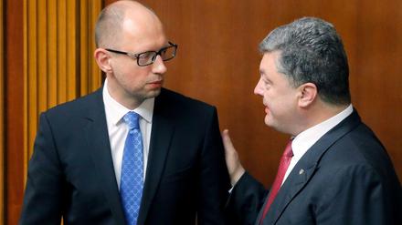 Der ukrainische Präsident Petro Poroschenko (rechts) mit Ministerpräsident Arseni Jazenjuk. 