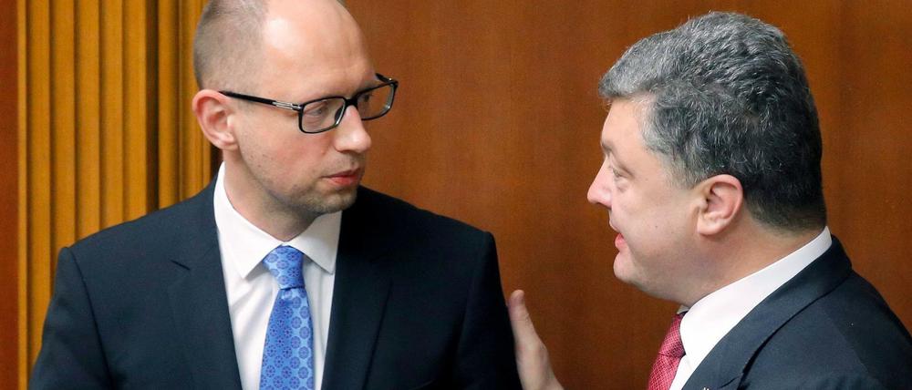 Der ukrainische Präsident Petro Poroschenko (rechts) mit Ministerpräsident Arseni Jazenjuk. 