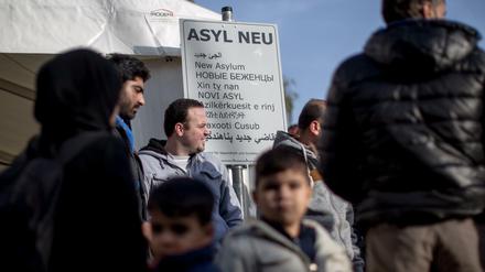 Flüchtlinge vor dem Landesamt für Gesundheit und Soziales (LaGeSo) in Berlin.