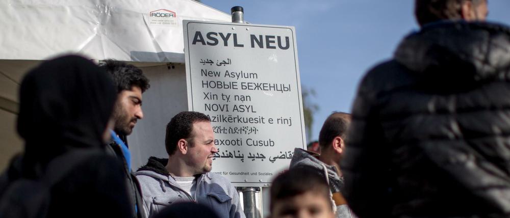 Flüchtlinge vor dem Landesamt für Gesundheit und Soziales (LaGeSo) in Berlin.