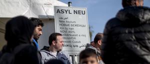 Flüchtlinge vor dem Landesamt für Gesundheit und Soziales (LaGeSo) in Berlin.