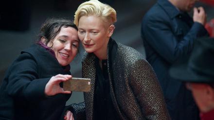 66. Internationale Filmfestspiele Berlin, 12.02.2016 "Tribute to David Bowie: The Man Who Fell to Earth": Schauspielerin Tilda Swinton (r) posiert für ein Selfie mit einem Fan. 