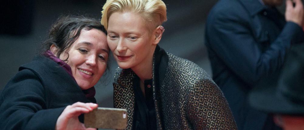 66. Internationale Filmfestspiele Berlin, 12.02.2016 "Tribute to David Bowie: The Man Who Fell to Earth": Schauspielerin Tilda Swinton (r) posiert für ein Selfie mit einem Fan.