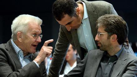 Der baden-württembergische Ministerpräsident Winfried Kretschmann (links) im Gespräch mit Boris Palmer (rechts) und dem Grünen-Bundesvorsitzenden Cem Özdemir.