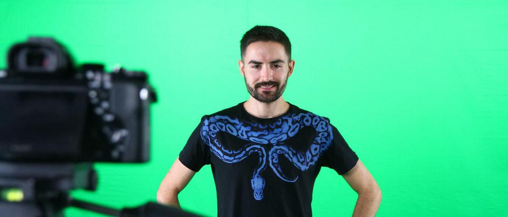 Dschungelcamp-Gewinner und ehemaliger DSDS-Kandidat Menderes, fotografiert bei der Aufnahme seines neuen Videos.