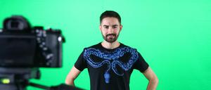 Dschungelcamp-Gewinner und ehemaliger DSDS-Kandidat Menderes, fotografiert bei der Aufnahme seines neuen Videos.